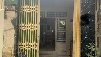 cần bán nhà hẻm, nằm ngay khu trung tâm quận 8
