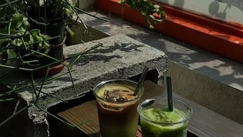 Anh cần thêm 2 bạn trực quầy bán hàng cho khách