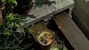 Nhận thêm 2 bạn trực quầy bán hàng cho khách