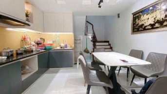 Nhà ngộp cần bán gấp đi nước ngoài đường Nguyễn Tri Phương, P9, Q5