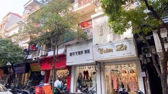 giá nào cũng bán. mặt đường phố cổ hàng nón, kinh doanh bất chấp.