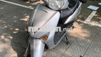 Nhà dư chiếc xe ga honda cần bán.