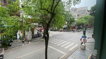Cho thuê mặt phố Lê Văn Hưu view ngã tư phố, nhà mới có thang máy