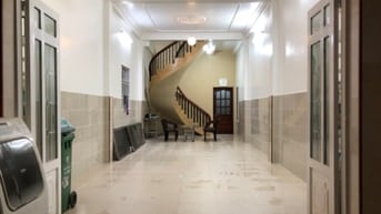 Nhà mới xây, trước cửa là công viên, có chỗ để xe hơi. DT 28m2