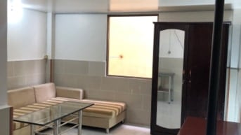 Nhà mới xây,trước cửa là công viên,có chỗ để xe hơi 
