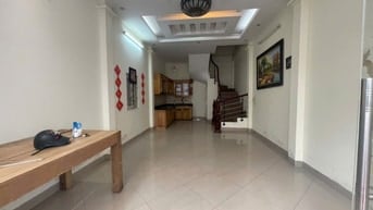 Nhà riêng ngõ phố  hoàng mai gần chợ hoàng mai dt40m2x5t giá 12tr 