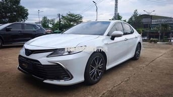 Toyota Camry 2.5 Hybrid 2023 lướt nội thất kem
