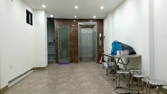 Bán Tòa nhà Tập Thể Tầng 1 Nghĩa Tân. DT 110 m2, Đường 5 m, Giá 8.5 Tỷ