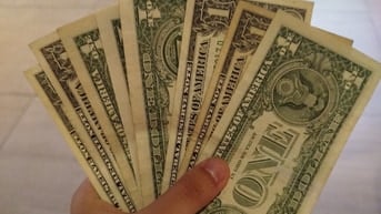 PHỤ BÁN ĐỒ UỐNG GIẢI KHÁT CÁC LOẠI