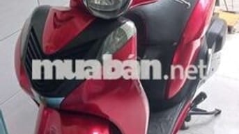 Xe chính chủ ký giấy sang tên.