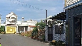 Cần tiền trả nợ bán gấp nhà 1 trệt 1 lầu ở Củ Chi giá 895 triệu.