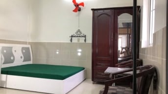 Phòng trọ mới xây,công viên trước mặt,có chỗ để xe hơi,chỗ tiếp khách 