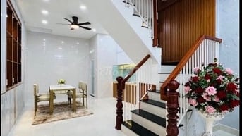Nhà mới dọn vào ở ngay đường Hoà Hưng. Gần trường Lê Thị Riêng