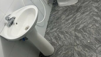 Cho thuê nhà 2 tầng mặt đường Nguyễn Xiển