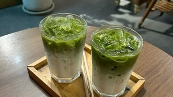 NV tiệm bán đồ uống matcha hòa tan