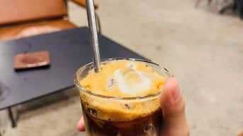 Bán cà phê & trà sữa tại quán 