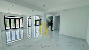 BIỆT THỰ VĂN PHÒNG SÀN TRỐNG GIÁ 90 TRIỆU - THANG MÁY