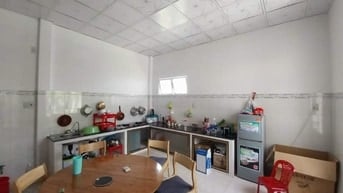Bán căn cấp 4 sân vườn rộng rãi 