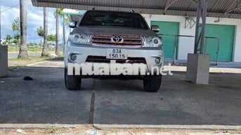 Gia đình bán xe Toyota Fortuner số sàn đời 2011