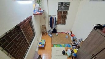 2 NGOẶT TỪ MẶT PHỐ VÀO, XE MÁY TRÁNH NHAU THỎA MÁI,TRƯỚC NHÀ NGÕ THÔNG