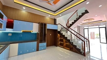 Nhà thiết kế hiện đại 5x35 có sân đậu ô tô ngay chợ Trung Thành SHR.