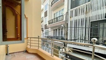Nhà Ni Sư Huỳnh Liên. Xe hơi đậu trong nhà. 