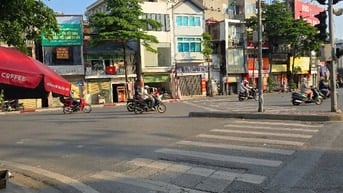 Cho thuê lâu dài cả nhà 4,5 tầng mặt phố 295 Khâm Thiên, có thang máy