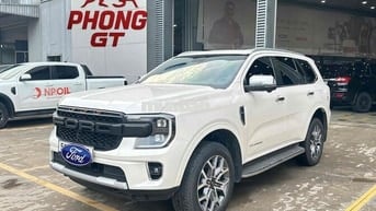 Ford Everest Titanium 4x4 màu trắng odo 2 vạn luot