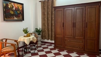Trung tâm , nội thất đầy đủ , phòng khép kín 