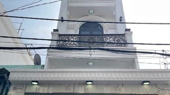 Đi nước ngoài định cư bán gấp nhà ở đường Lạc Long Quân, phường 5, quậ