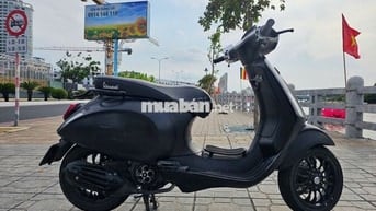 Vespa Sprint Notte đời 2020 màu đen nhám.