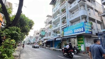 Cho thuê nhà góc 2 mặt tiền Nguyễn Tiêu La, Quận 10, 400m2 sàn.