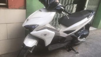 Bán xe AirBlade đời 2016 màu trắng, giá 10,5 triệu và chiếc màu đỏ đen