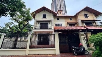 Villa rộng rãi đường Nguyễn Văn Hưởng, Thảo Điền, có sân rộng