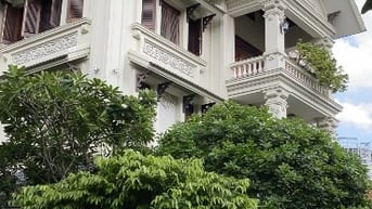 Bán biệt thự Nguyễn Thị Định 239mx4tầng bán 135 tỷ. 