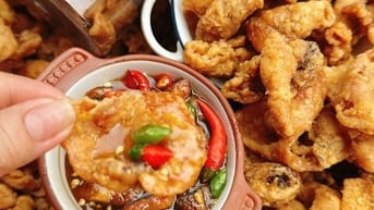 Hủ 250gr Mực sữa chiên giòn lắc đều với tỏi ớt