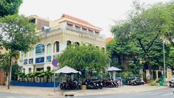 Cho thuê nhà 2MT 40 Võ Văn Tần, Q3. Trệt, lầu, ST, DT 900m2 chỉ 300tr