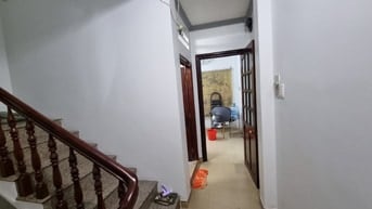 Cho nữ thuê phòng, có sẵn máy lạnh.