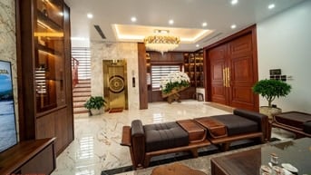 Cần bán nhà Mặt phố Hào Nam giá 37.5 tỷ, 75m x6T, MT 4.1m, Hè rộng