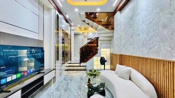Bán gấp nhà đường Đào Duy Từ, Phú Nhuận. Cách chợ Phú Nhuận 50m