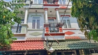 2,7 tỷ còn 2 tỷ 450. Nhà 42m2 xây 1 trệt 4 lầu,gần Emart. Hẻm 5m thông