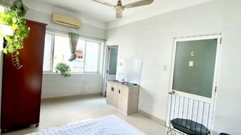 Phòng thoáng mát, sẵn bếp, nội thất. Gần vòng xoay Lý Thái Tổ