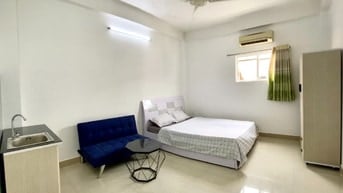 Phòng thoáng mát, sẵn bếp, nội thất. Gần vòng xoay Lý Thái Tổ