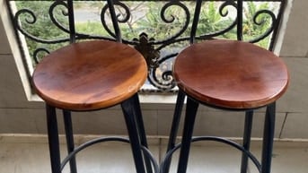 Cần thanh lý hai ghế gỗ quầy bar