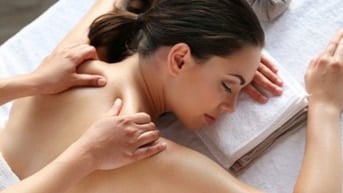 massage cổ vai gáy lưng cho nữ tại gia