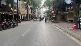 NHÀ ĐẸP PHỐ NGỌC KHÁNH, Ô TỔ ĐỖ CỬA NGÀY ĐÊM 