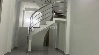 Cần cho thuê nhà sau lưng nhà mặt tiền đường Nam Kì Khởi Nghia, Quận 3
