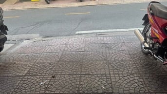 Mặt bằng trống trước nhà cho thuê tại Q4