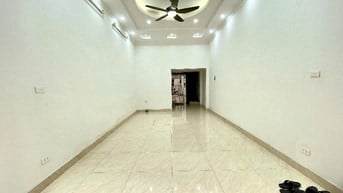 Cầu Giấy ngõ thông oto qua kinh doanh sầm uất. Nhà đẹp thang máy.