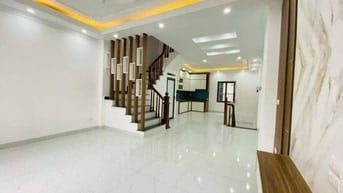 Ngõ hoàng quôc việt bán gấp nhà 5 tầng 43m2 , mặt tiền 3m,mặt ngõ 3m, 